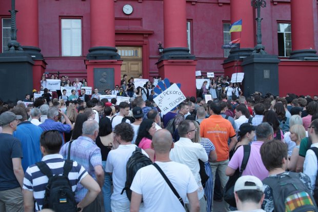 Протест проти Портнова: ректор КНУ не зявився, студенти чекатимуть цілу ніч – фото та відео