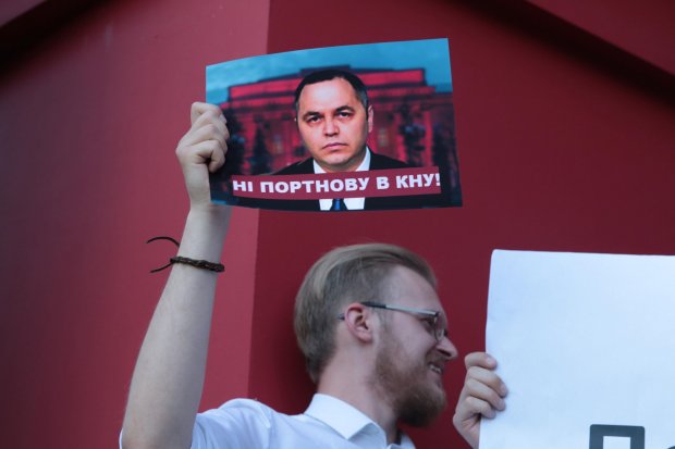 Протест проти Портнова: ректор КНУ не зявився, студенти чекатимуть цілу ніч – фото та відео