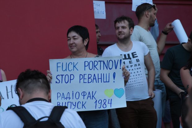 Протест проти Портнова: ректор КНУ не зявився, студенти чекатимуть цілу ніч – фото та відео