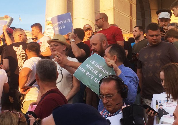 Протест проти реєстрації кандидатами в Раду Клюєва і Шарія: учасники звернулись до Зеленського
