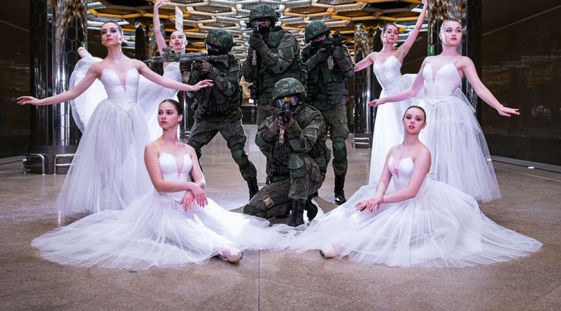 Прячутся за балеринами: сеть возмутила фотосессия российских военных по случаю 8 Марта