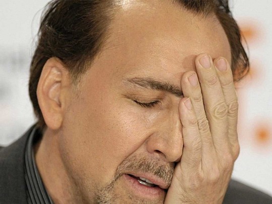 Пустился во все тяжкие: после развода Николас Кейдж дважды замечен пьяным в караоке-баре (видео)