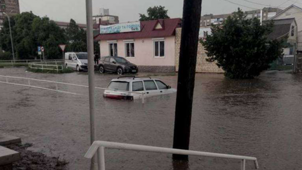 Раптова злива затопила Буковину: люди пересуваються по пояс у воді – фото та відео