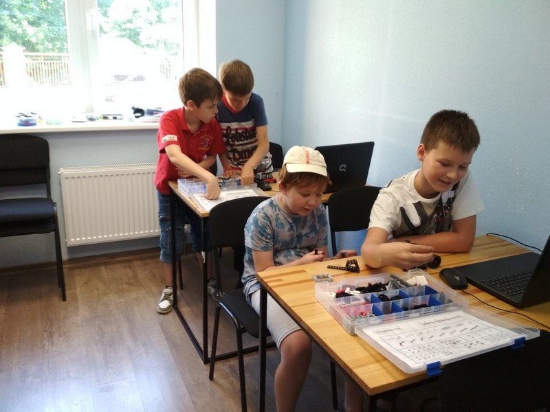 Робототехника, мультики, прогулки: чем занимаются дети в лагере Robokids (фото)