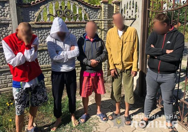 Росіянин утримував у трудовому рабстві 100 українців: фото