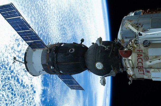 Роскосмос нашел след США. Кто проткнул Союз на МКССюжет