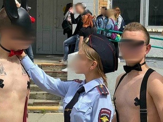 Российские выпускники устроили в школе БДСМ-флешмоб: в сеть попали фото и видео