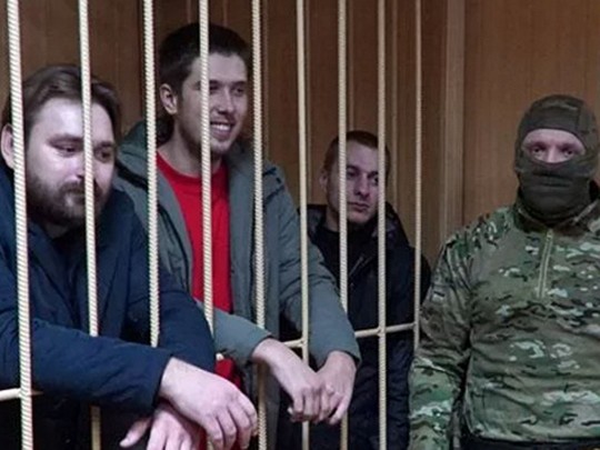 Российский суд продолжил арест пленным украинским морякам