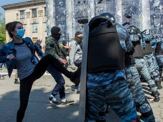 Ряженый Беркут на фоне фальшивого рейхстага: сеть возмутили фото «победобесия» в Луганске
