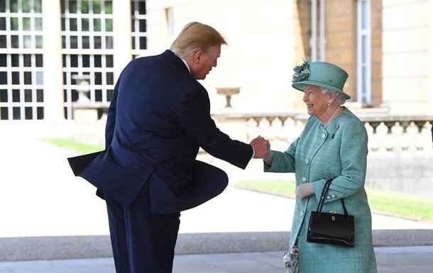 С конфузом и скандалом. Визит Трампа в БританиюСюжет