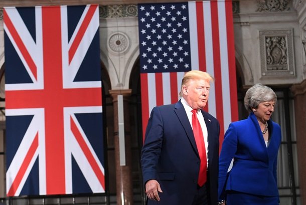 С конфузом и скандалом. Визит Трампа в БританиюСюжет