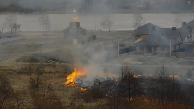 Що робити з сухою травою та листям: безпечні рішення