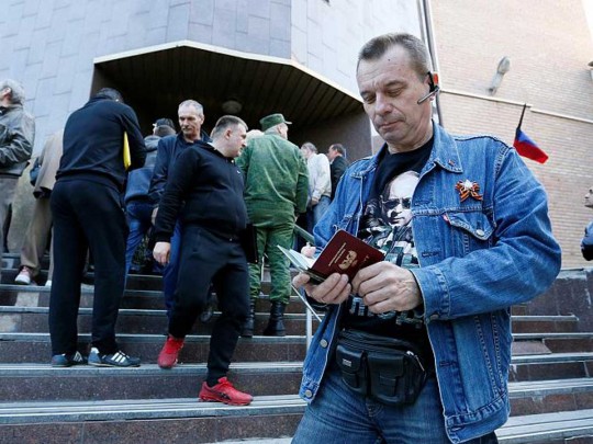 Семь кругов ада: в Донецке жалуются на «трудности» при оформлении паспортов РФ