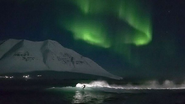 Серфингист покорил ледяные волны под северным сиянием: впечатляющие фото и видео