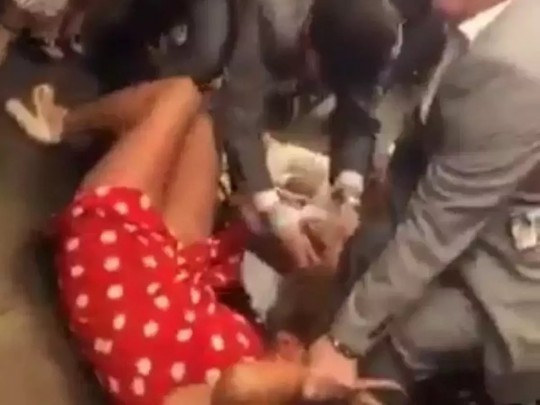 Сеть шокировало видео драки двух гламурных дам на британских скачках в Эйнтри