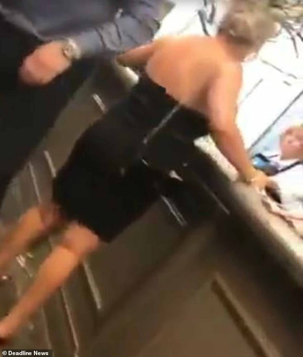 Сеть шокировало видео драки двух гламурных дам на британских скачках в Эйнтри Сеть шокировало видео драки двух гламурных дам на британских скачках в Эйнтри