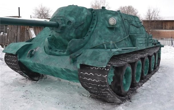 Сибиряк сделал танк из 20 тонн снега