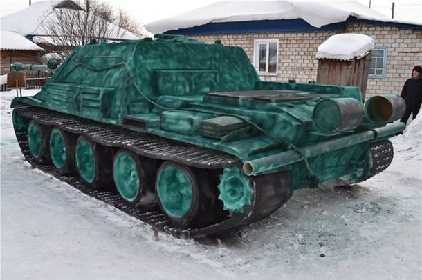 Сибиряк сделал танк из 20 тонн снега