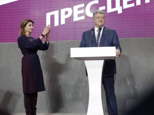 Слезы и слова благодарности: как в штабе Порошенко приняли результаты выборов (фото)