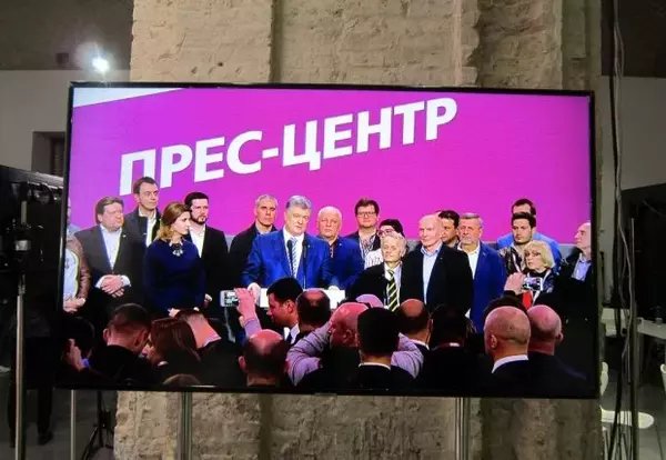 Слезы и слова благодарности: как в штабе Порошенко приняли результаты выборов (фото)