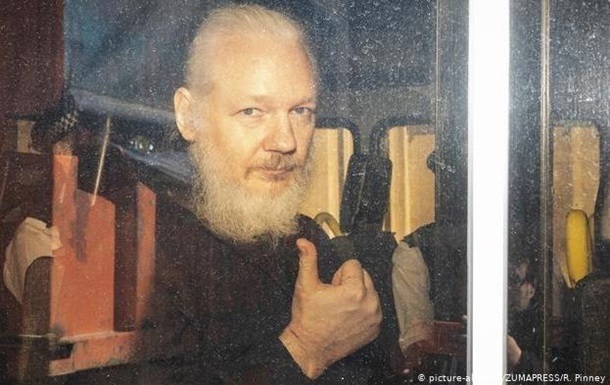 Слушания об экстрадиции Ассанжа назначили на 2020 год