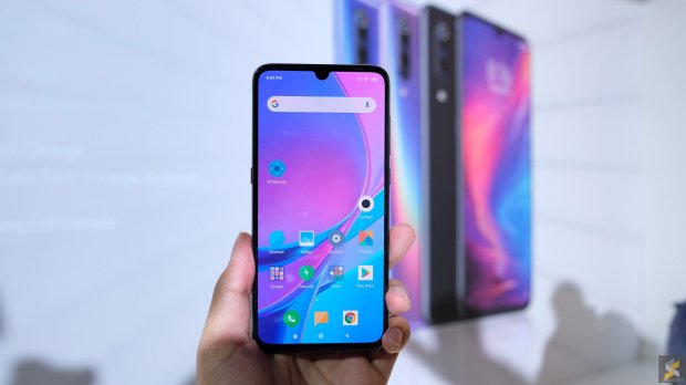 Смартфон Xiaomi Mi 9 получил новые функции, а его цена снизилась