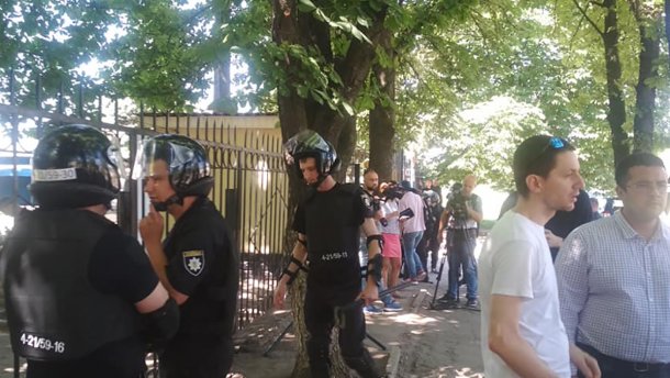 Снос бюста Жукову: в Харькове устроили протест против обысков у активистов