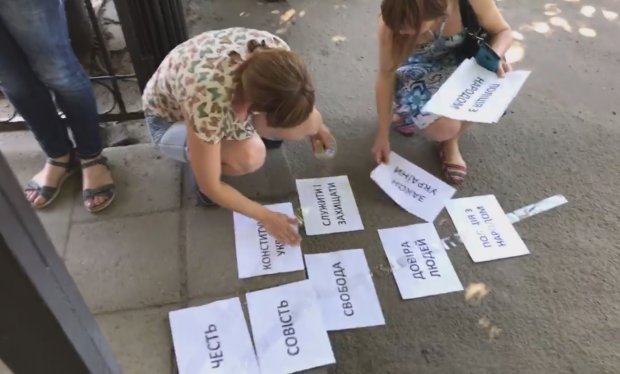 Снос бюста Жукову: в Харькове устроили протест против обысков у активистов