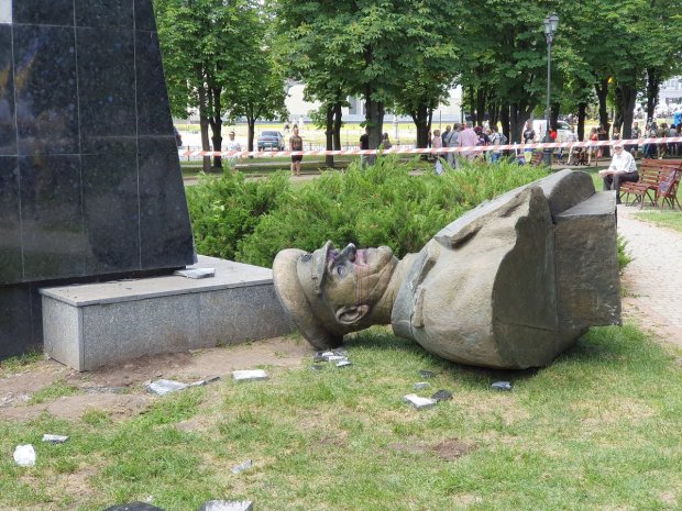 Снос бюста Жукову: в Харькове устроили протест против обысков у активистов