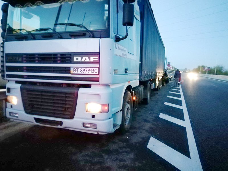 Сон за рулем стал причиной смертельной аварии на Одесской трассе под Киевом (фото, видео)
