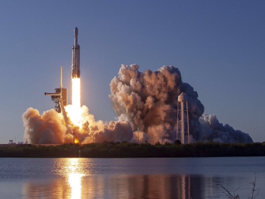 SpaceX Илона Маска запустила в космос самую мощную ракету в мире: все подробности, фото и видео