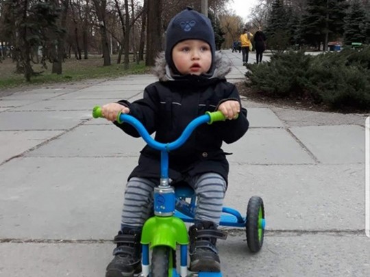 «Спит прямо на полу посольства»: подробности международного скандала вокруг похищения ребенка в Запорожье