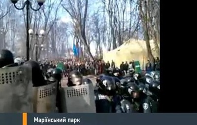 Столкновения в Мариинском парке прекратились, протестующие строят баррикады