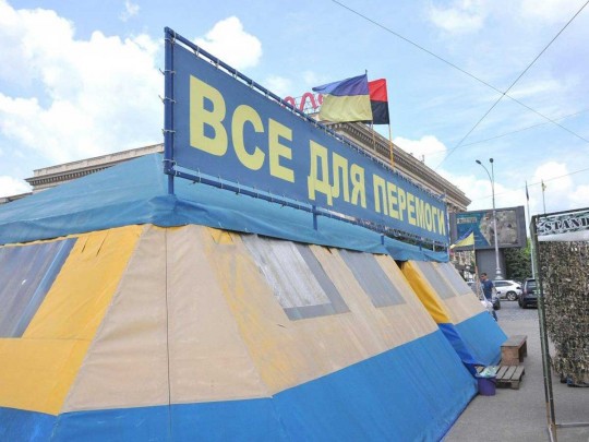 Суд не разрешил чиновникам сносить палатку волонтеров в центре Харькова