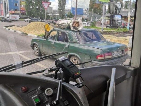 Суровые будни Воронежа: в России умершего везли в морг на багажнике авто