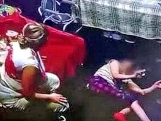 Так лупила ребенка по голове, что выбила зуб: в Харькове суд вынес приговор няне-садистке