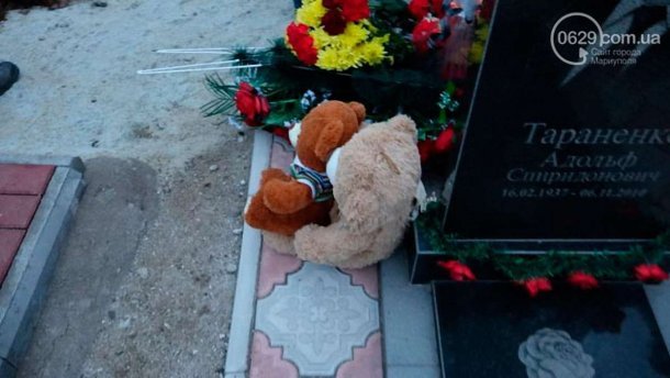Террористы отобрали самое дорогое: жители Мариуполя похоронили целую семью (18+)