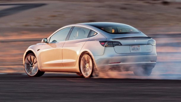 Tesla Model 3 визнали одним із найбезпечніших авто: захоплююче відео