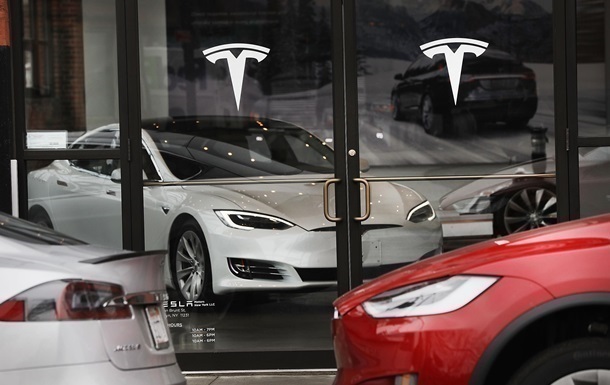 Tesla показала тест-драйв обновленного автопилота