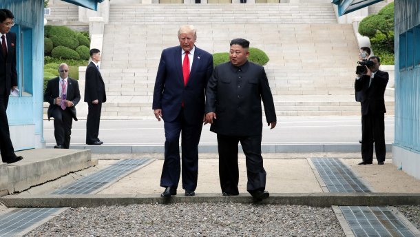Трамп встретился с Ким Чен Ыном и впервые ступил на землю КНДР: чем это важно – фото, видео