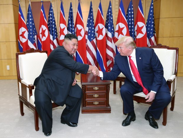 Трамп встретился с Ким Чен Ыном и впервые ступил на землю КНДР: чем это важно – фото, видео