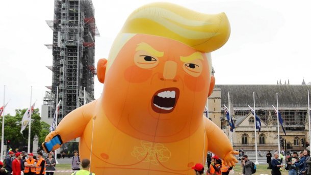 Трампа изобразили злым ребенком: под Белым домом митинговали против президента (фото и видео)