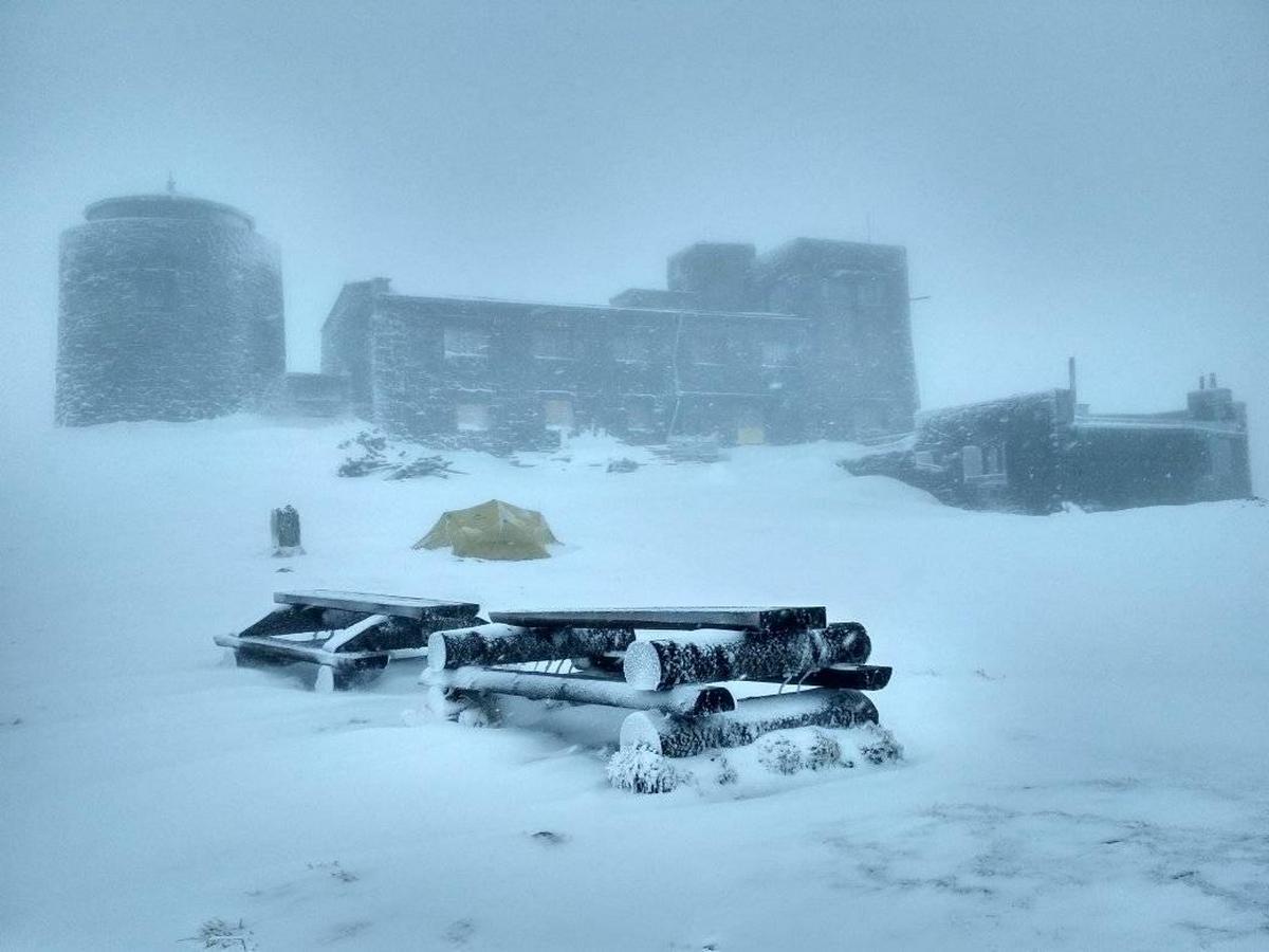 Тропинок не видно: Карпаты замело майским снегом (фото)
