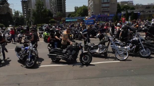 Тысячи байкеров заполонили улицы Черкасс: впечатляющие фото и видео