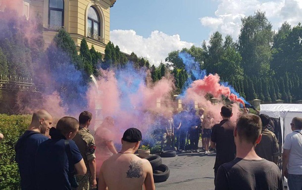 У дома Гладковских жгут файера