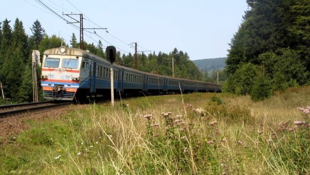 У Київській області потяг збив молодого хлопця