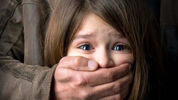 У Запоріжжі зґвалтували 12-річну дитину в підїзді: зловмисника затримали