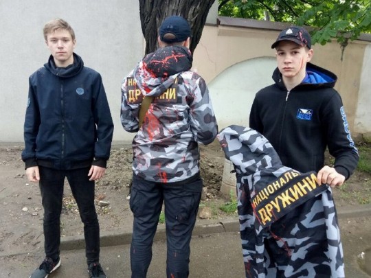 Участников акции по случаю 9 мая в Днепре облили краской: досталось Нацдружинам и медикам