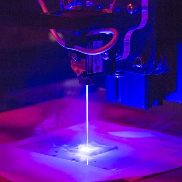 Ученые изобрели 3D-принтер, который печатает и готовит пищу: впечатляющее видео