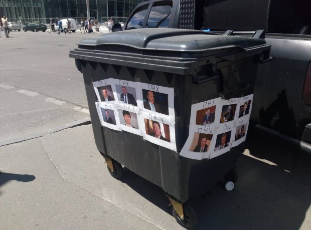 Угроза отмены закона об Очищении власти: активисты вышли на митинг (фото)